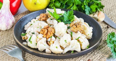 Салат из цветной капусты с грецкими орехами