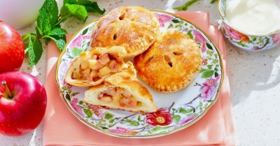 Слойки с яблоком и корицей