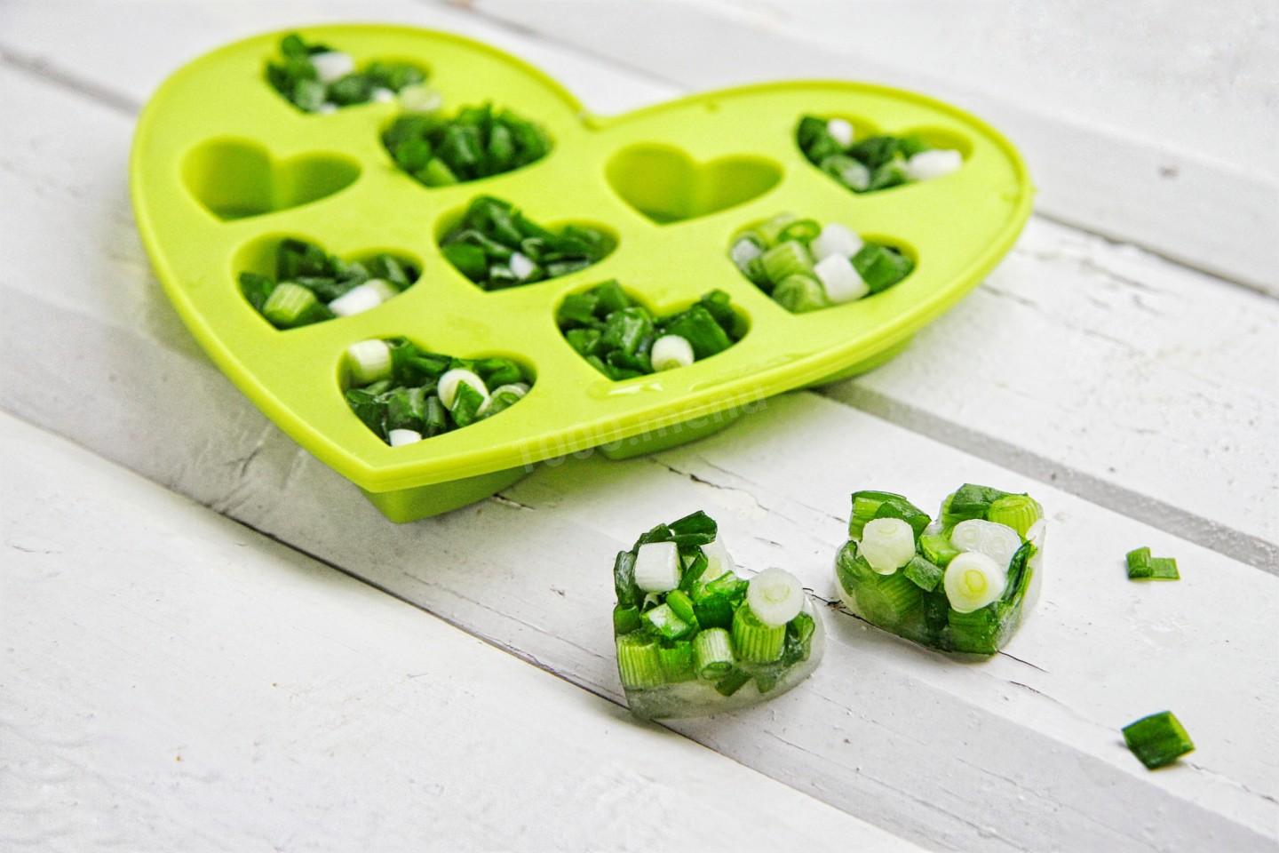 Зеленый замороженный штука. Зеленая соль кухня наизнанку. Как заморозить зеленый лук.