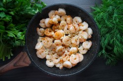 соус для креветок в домашних условиях рецепт с сыром. krevetki v slivochno chesnochnom souse s syrom 1609333395 5 min. соус для креветок в домашних условиях рецепт с сыром фото. соус для креветок в домашних условиях рецепт с сыром-krevetki v slivochno chesnochnom souse s syrom 1609333395 5 min. картинка соус для креветок в домашних условиях рецепт с сыром. картинка krevetki v slivochno chesnochnom souse s syrom 1609333395 5 min. Разве возможно не любить креветки? Эти маленькие восхитительные существа так хороши на вкус, что просто невозможно остановиться. Но еще вкуснее они будут под правильным соусом, который мы сегодня научимся готовить прямо у себя на кухне, в домашних условиях.