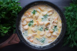 соус для креветок в домашних условиях рецепт с сыром. krevetki v slivochno chesnochnom souse s syrom 1609333395 8 min. соус для креветок в домашних условиях рецепт с сыром фото. соус для креветок в домашних условиях рецепт с сыром-krevetki v slivochno chesnochnom souse s syrom 1609333395 8 min. картинка соус для креветок в домашних условиях рецепт с сыром. картинка krevetki v slivochno chesnochnom souse s syrom 1609333395 8 min. Разве возможно не любить креветки? Эти маленькие восхитительные существа так хороши на вкус, что просто невозможно остановиться. Но еще вкуснее они будут под правильным соусом, который мы сегодня научимся готовить прямо у себя на кухне, в домашних условиях.