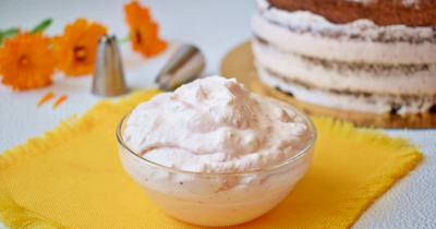 Клубничный крем для торта с сахарной пудрой