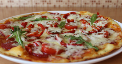 Пицца на тонком тесте с моцареллой, салями, помидорами черри