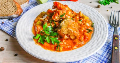 Минтай тушеный с овощами на сковороде