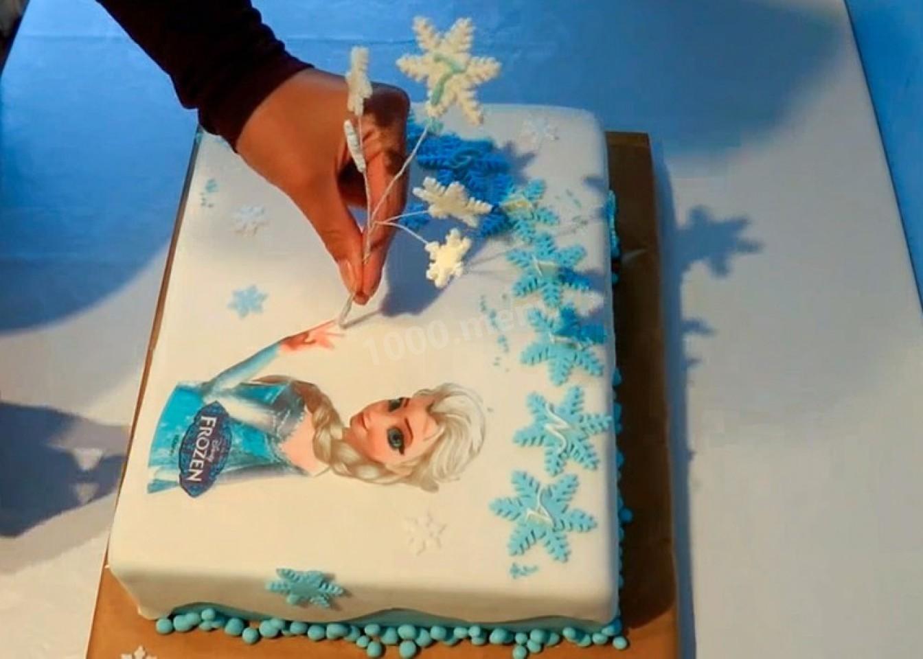 Сахарная бумага как приклеить. Торт с картинками из сахарной бумаги для девушки. Сахарная бумага на мастику. Картинка из сахарной бумаги на торт 35 лет.