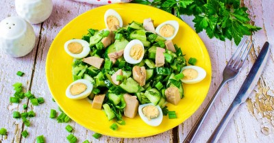 Салат печень трески с огурцами и яйцом