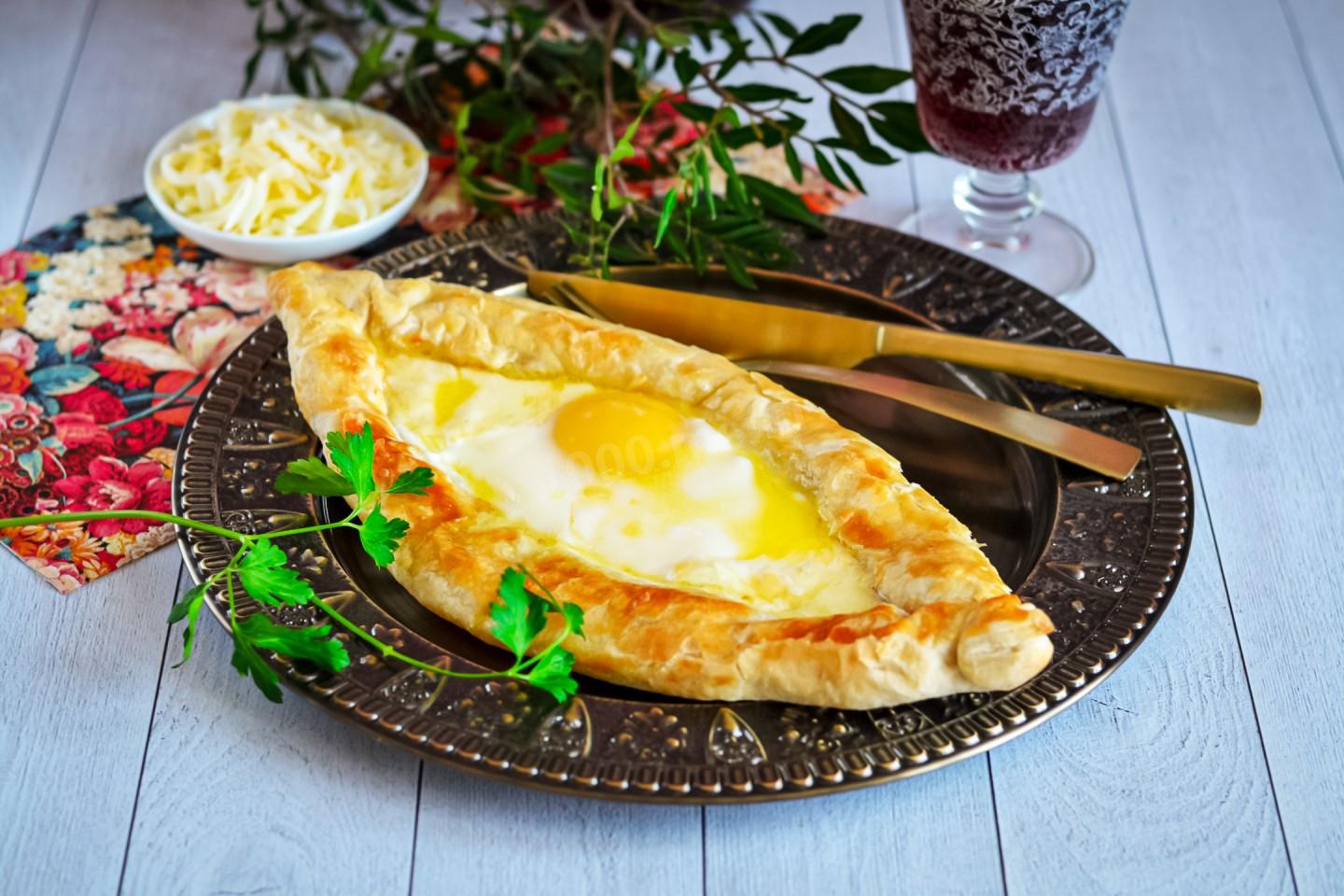 Хачапури по аджарски рецепт из слоеного теста с сыром и яйцом фото