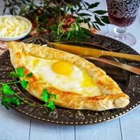 Рецепт блюд из сулугуни. xachapuri po adjarski iz sloenogo testa 1615704679 14 min. Рецепт блюд из сулугуни фото. Рецепт блюд из сулугуни-xachapuri po adjarski iz sloenogo testa 1615704679 14 min. картинка Рецепт блюд из сулугуни. картинка xachapuri po adjarski iz sloenogo testa 1615704679 14 min. Сулугуни – это грузинский рассольный сыр, который производится на всей территории Грузии. В зависимости от технологии приготовления, сулугуни может иметь разный вкус и разную структуру. Читай дальше…