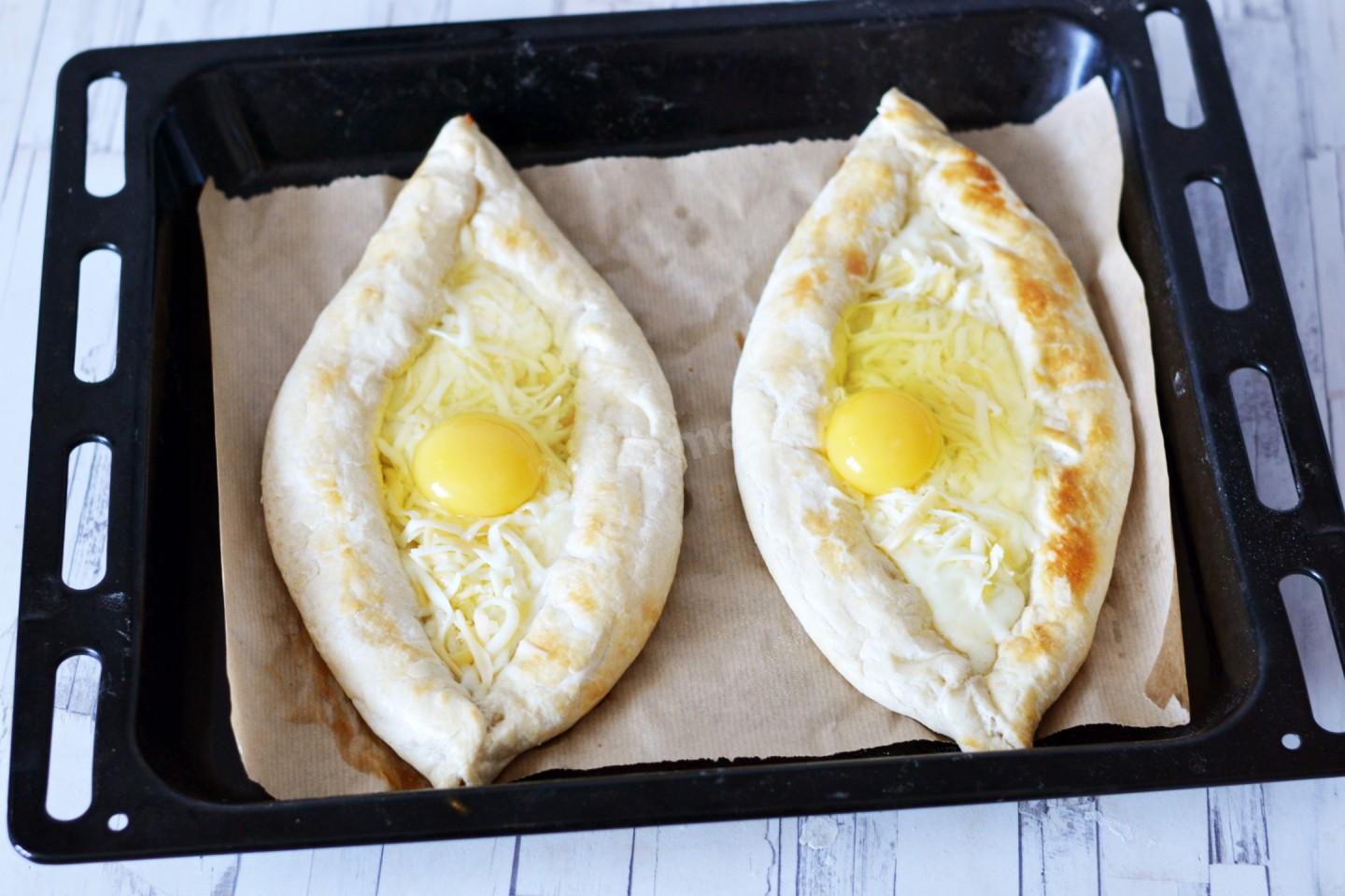 Хачапури по аджарски из слоеного теста с сыром и яйцом рецепт фото лодочка