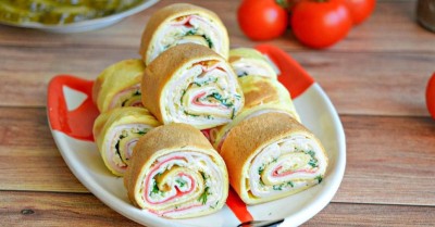Яичные рулетики из крабовых палочек с сыром