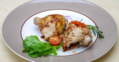 Жареные куриные бедра с лимонами на сковороде