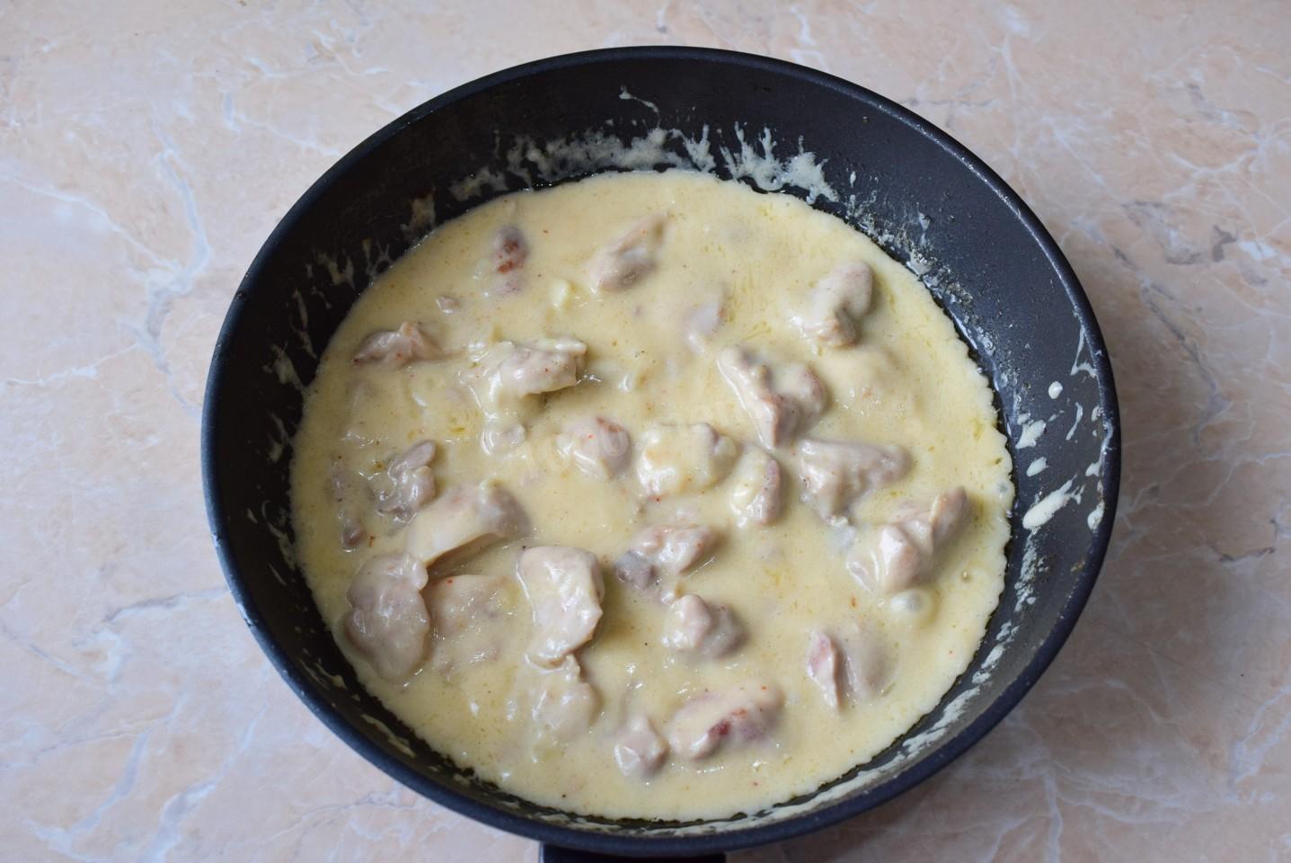 Курица в сметанном соусе на сковороде с чесноком рецепт с фото пошагово