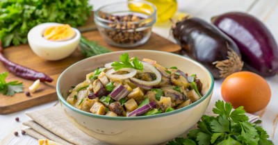 Салат из баклажанов с яйцом и маринованным луком