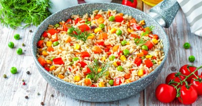 Рис с овощами на сковороде - ароматный и рассыпчатый