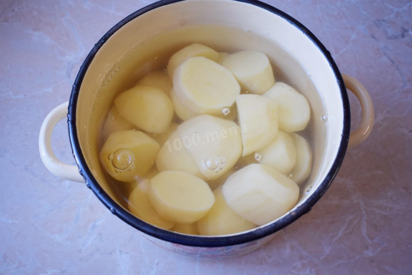 Картошку залило водой. Холодная картошка. Чищенная картошка в кастрюле. Очищенный картофель банка с крышкой. Как приготовить пюре из картошки без молока.