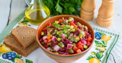 Винегрет с солеными огурцами и горошком классический