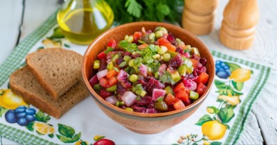 Винегрет с солеными огурцами и горошком классический