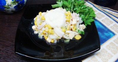 Салат с кальмарами, кукурузой и рисом