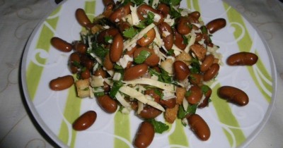 Простой салат красная фасоль с сухариками, сыром и чесноком