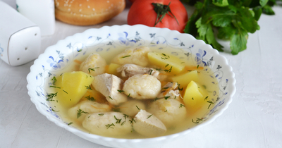 Куриный суп с клецками и картофелем