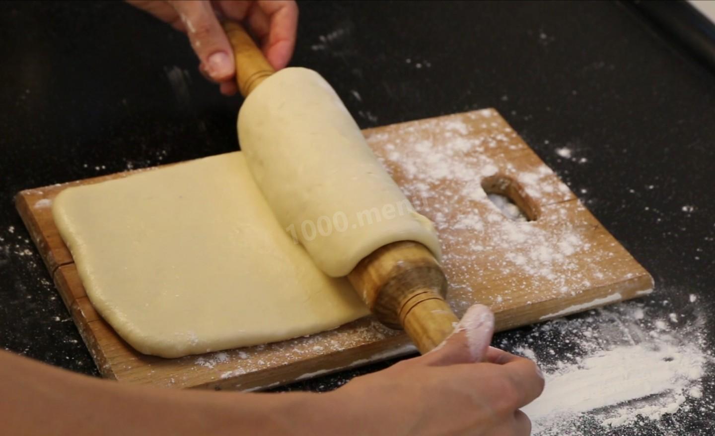 Чем можно смазать тесто. Как раскатать тесто для круассанов. Круассаны из слоёного дрожжевого теста. Форма круассана из теста. Инструменты для приготовления французского круассана.