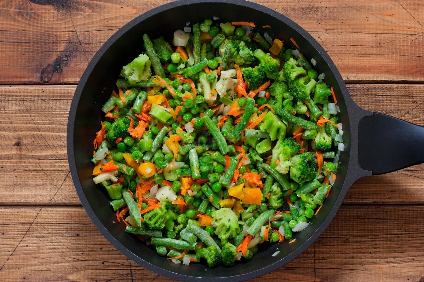 Как вкусно приготовить замороженные овощи на сковороде: простые рецепты
