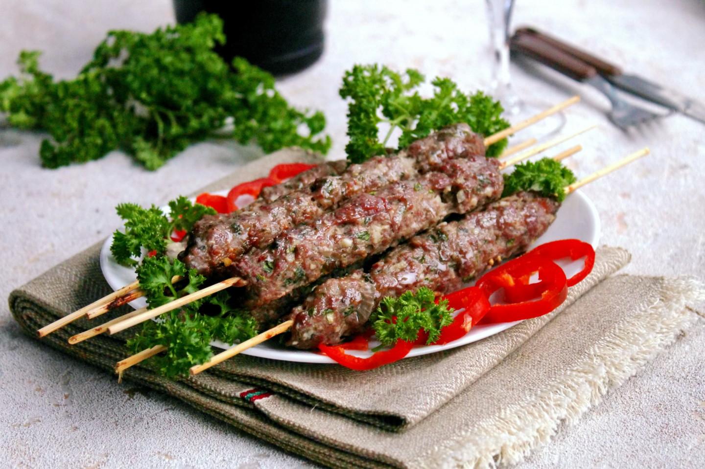 Блюдо люля кебаб. Люля кебаб баранина. Люля-кебаб (азербайджанское национальное блюдо). Люля-кебаб на мангале. Азербайджанская кухня люля кебаб.