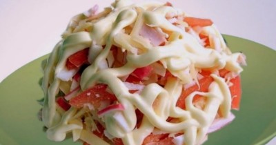 Салат Красное море на скорую руку с твердым сыром