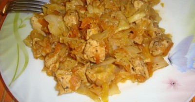 Куриная грудка с тушеной капустой и томатной пастой
