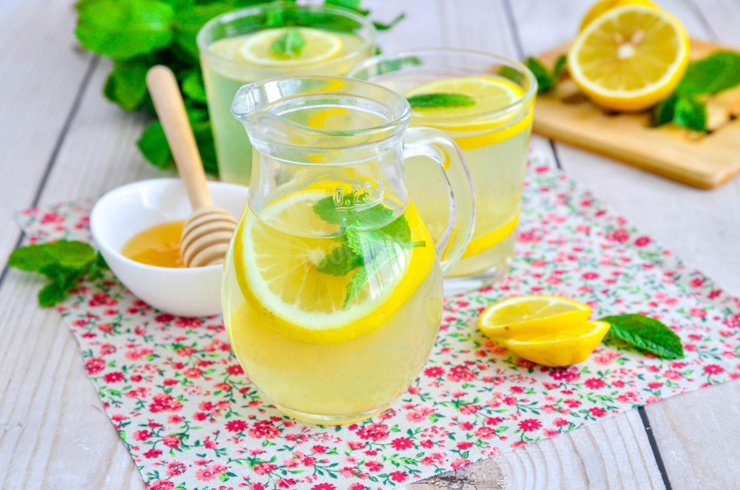 Сделать напиток из лимонов. Лимонный сок. Сок из лимона. Лимонный лимонад фото из магазина. Рецепт лимонного лимонада СССР.