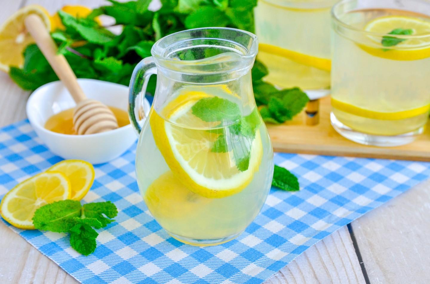 Сделать напиток из лимонов. Лимонный напиток. Лимонад из лимона. Вода с лимоном. Освежающий напиток из лимона и мяты.
