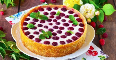 Пирог с малиной и творогом
