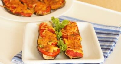 Баклажаны с помидорами сыром и специями в духовке