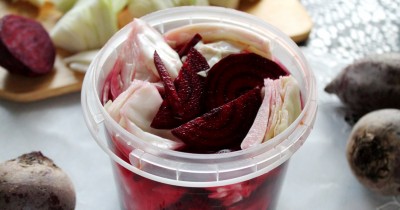 Квашеная капуста со свеклой крупными кусками с сахаром