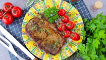 Яловичий стейк на сковороді маринований