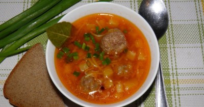 Суп на курином бульоне с томатной поджаркой и фрикадельками