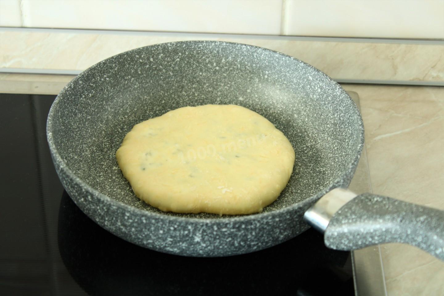 Коржи на кефире на сковороде. Лепёшка на кефире 100 грамм. Обжаривают лепешку с двух сторон. Ух ты кухня рецепты хлеб.