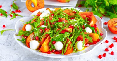 Салат с хурмой сыром и рукколой