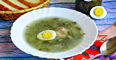 Зеленый суп с щавелем яйцом и курицей