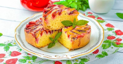 Шарлотка со сливами