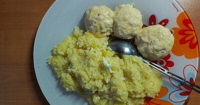 куриная котлета с мягким сыром и картофельное пюре с луком