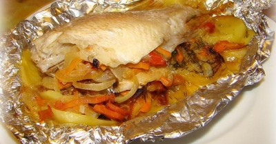 Запеченный окунь в фольге с помидорами