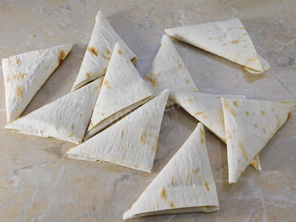 Треугольники из лаваша с творогом и сыром. Треугольники из лаваша. Лаваш треугольником. Треугольники из тонкого лаваша. Треугольники из лаваша с сыром.