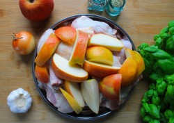 курица в духовке в рукаве для запекания с яблоками. okorochka s yablokami v rukave v. курица в духовке в рукаве для запекания с яблоками фото. курица в духовке в рукаве для запекания с яблоками-okorochka s yablokami v rukave v. картинка курица в духовке в рукаве для запекания с яблоками. картинка okorochka s yablokami v rukave v. Запеченная курица с яблоками в духовке – идеальный вариант для любого праздничного стола. Начинать готовить курицу лучше днем ранее, например, с вечера.
