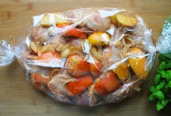 курица в духовке в рукаве для запекания с яблоками. okorochka s yablokami v rukave v. курица в духовке в рукаве для запекания с яблоками фото. курица в духовке в рукаве для запекания с яблоками-okorochka s yablokami v rukave v. картинка курица в духовке в рукаве для запекания с яблоками. картинка okorochka s yablokami v rukave v. Запеченная курица с яблоками в духовке – идеальный вариант для любого праздничного стола. Начинать готовить курицу лучше днем ранее, например, с вечера.