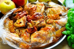 курица в духовке в рукаве для запекания с яблоками. okorochka s yablokami v rukave v. курица в духовке в рукаве для запекания с яблоками фото. курица в духовке в рукаве для запекания с яблоками-okorochka s yablokami v rukave v. картинка курица в духовке в рукаве для запекания с яблоками. картинка okorochka s yablokami v rukave v. Запеченная курица с яблоками в духовке – идеальный вариант для любого праздничного стола. Начинать готовить курицу лучше днем ранее, например, с вечера.