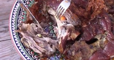 Свиная рулька на костре с квашеной капустой по немецки