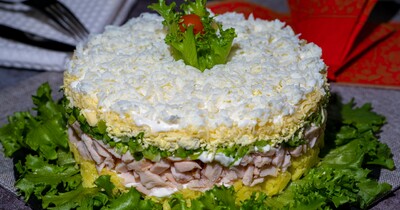 Слоеный салат Невеста с копченой курицей