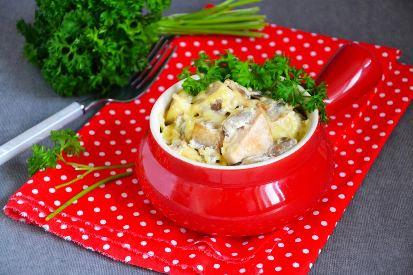Жульен с курицей и грибами в духовке со сливками в большой форме рецепт с фото