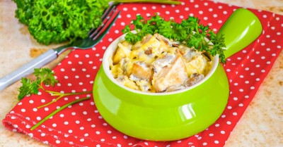 Жульен с курицей грибами и сливками на сковороде
